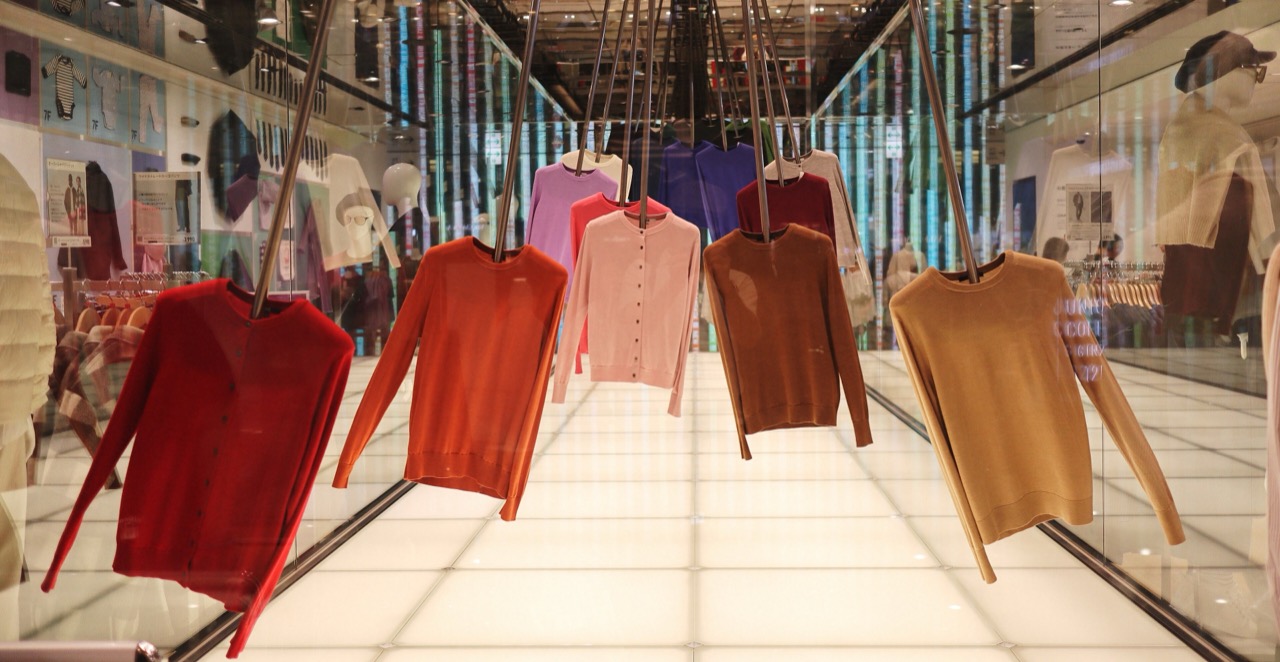 Ginza global flagship · Japan's first global flagship. Clothes hang on wires, floating in the air between floors. ⓒMIKI Yoshihito · CC BY 2.0 · Wikimedia Commons