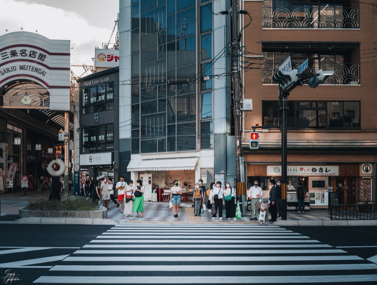 Entrance to Sanjo Meitengai · The shopping arcade begins on the west side of the Kawaramachi-Sanjo intersection. ⓒSergiy Galyonkin · CC BY-SA 2.0 · Wikimedia Commons