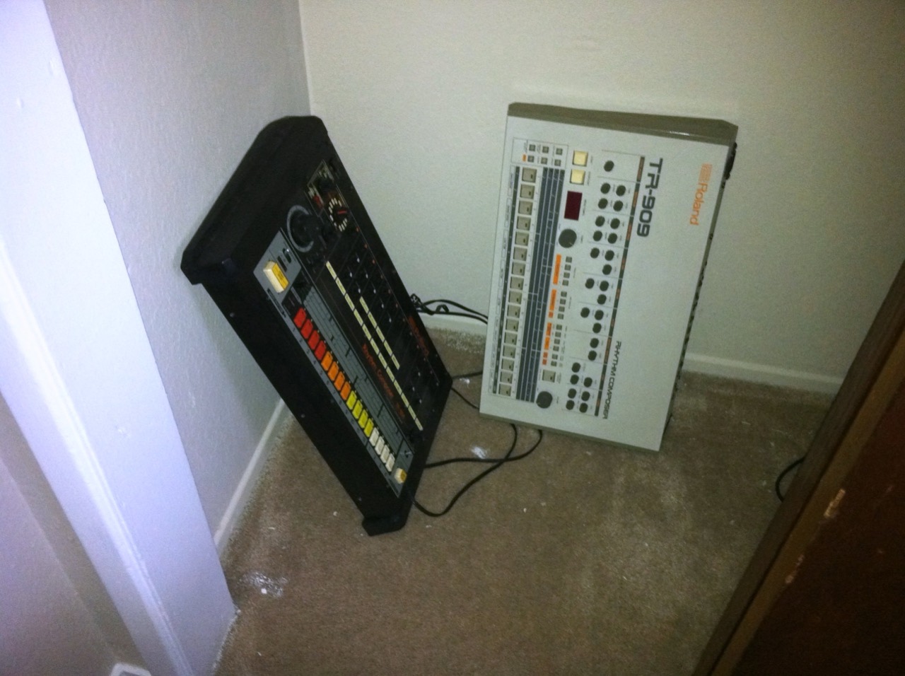 TR-808(왼쪽)과 TR-909 · 한 줄로 늘어선 버튼 16개를 눌러 박자를 찍는다. 이 방식은 지금 롤랜드 드럼머신에도 그대로 남았다. ⓒBrandon Daniel · CC BY-SA 2.0 · Wikimedia Commons