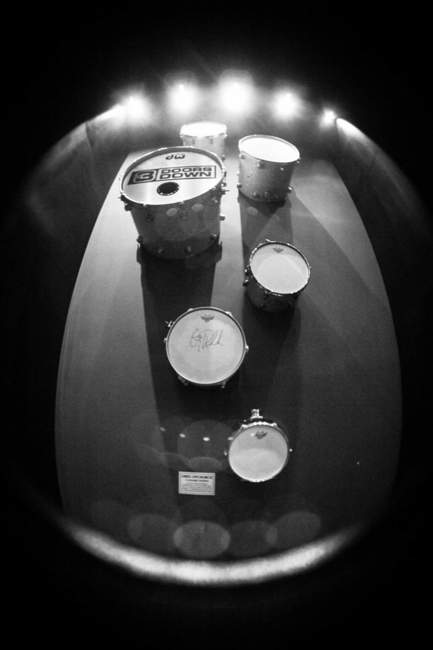 전시된 DW 드럼 · 밴드 3 Doors Down 드러머의 서명이 든 Drum Workshop 드럼. 도미니카공화국 푼타카나의 전시품이다. ⓒAngel Ramos G · CC BY 2.0 · Wikimedia Commons