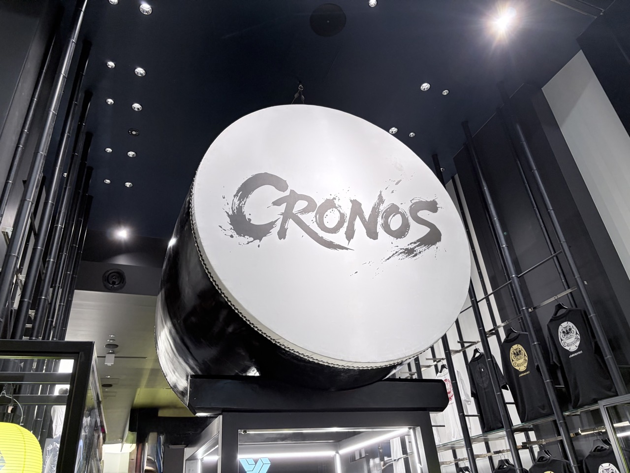 The taiko drum at the entrance · The brand logo is painted on the drumhead in brush lettering. It is the most photographed spot in the store. ⓒ大阪ミナミジャーナル