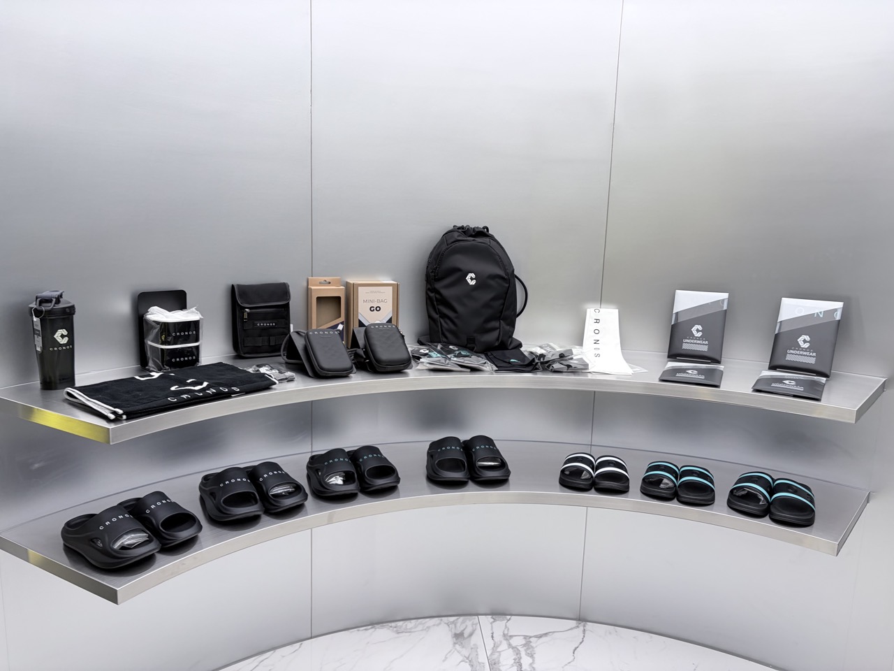 Accessories shelf · Slides, tumblers and small bags. Things people carry to the gym. ⓒ大阪ミナミジャーナル