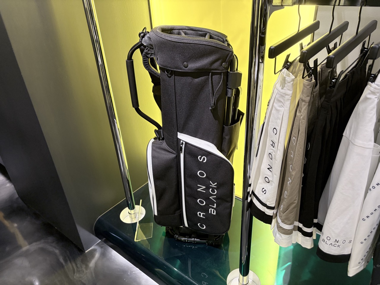 Golf line CRONOS BLACK · Golf bags and golf wear gathered in one bay. A line aimed at customers outside the gym. ⓒ大阪ミナミジャーナル