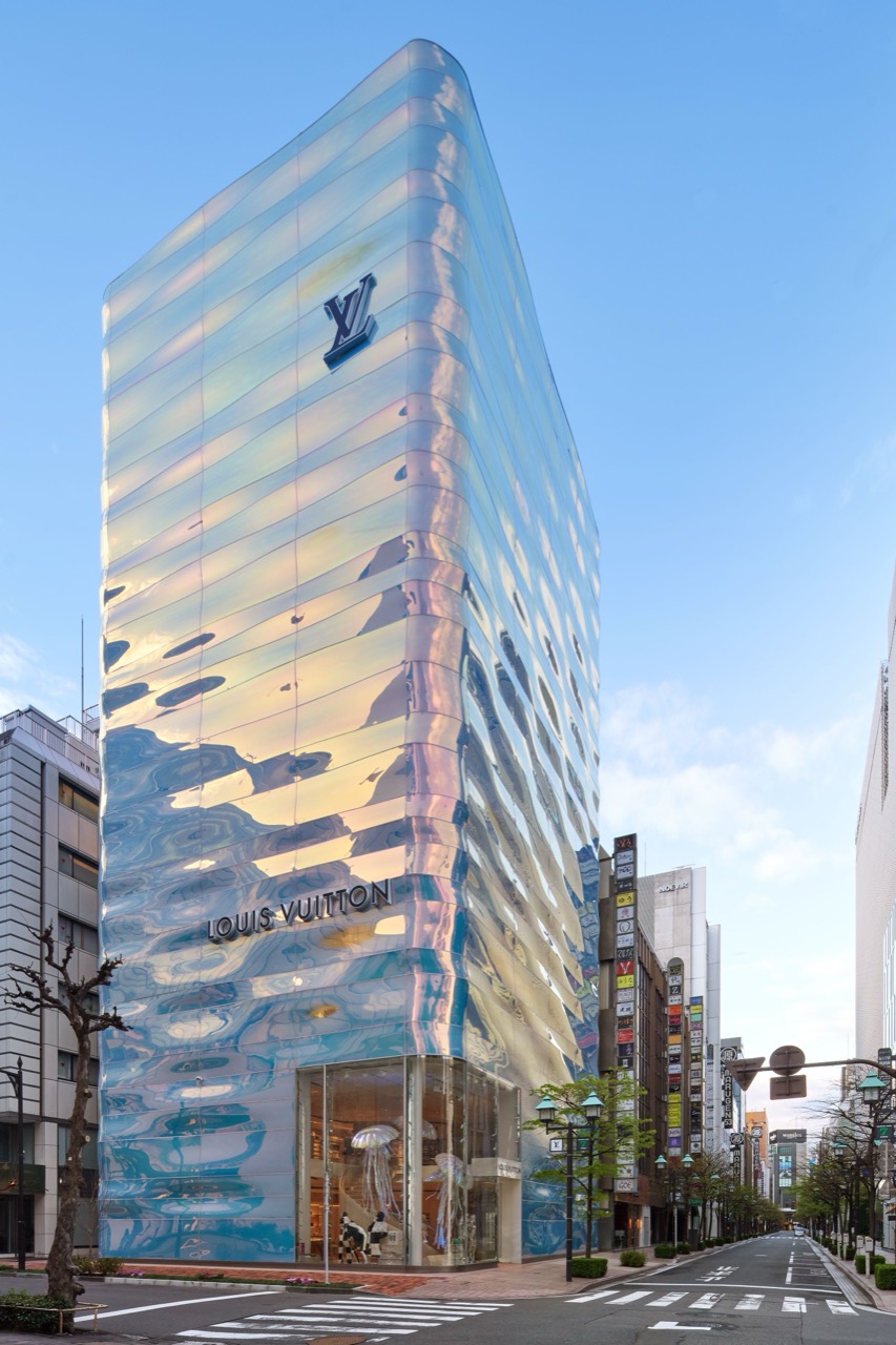 나미키도리에 선 Louis Vuitton 매장. 유리 파사드가 하늘을 물결처럼 비춘다 (ⓒVOGUE JAPAN·Daici Ano)