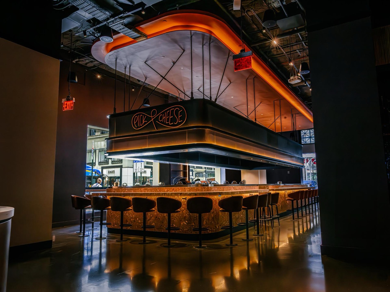 61メートルを回るチーズ · Pick & Cheeseのコンベアベルト。ロンドン発のこのブランドのアメリカ1号店がシェイバー・ホールに入った。ⓒYoung Skeletons / Eater NY