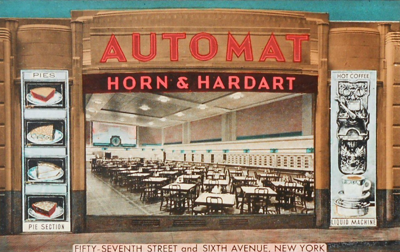 100年前の同じ発想 · Horn & Hardartのオートマットの仕組みを収めた1930年頃の絵はがき写真。硬貨を入れてガラス窓を開け、食べ物を取り出した。何種類もの食べ物を目で選んですぐ取る構造は、今日のフードホールと同じだ。変わったのは決済の手段と客単価だけ。資料出典 Wikimedia Commons