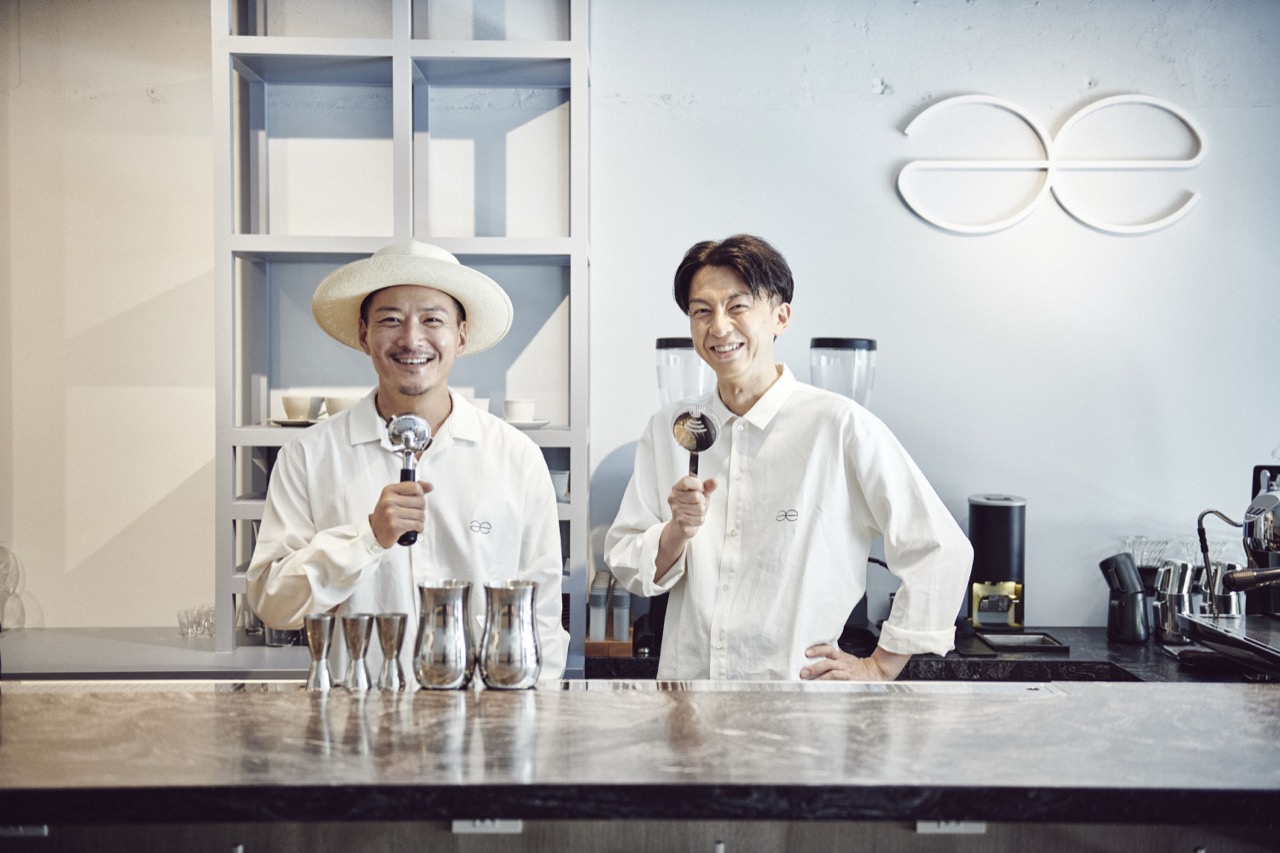 양심을 파는 바 · 도시인의 미세한 죄책감을 대신 처리해 주고, 폐데님 벽·종이 유니폼·커피 껍질 컵이라는 이야깃거리를 인스타 광고판으로 바꾼다. 커피의 신뢰와 세계급 바의 손맛을 한 잔에 합쳐, 낮 손님과 밤 손님이 서로를 넘나들게 만든다. ⓒTime Out Tokyo