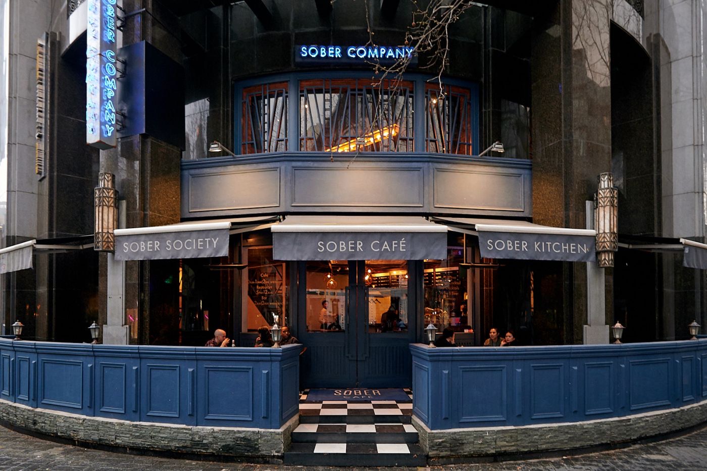 한 건물, 여러 개의 장사 · 차양에 SOBER SOCIETY·SOBER CAFÉ·SOBER KITCHEN이 나란히 붙은 Sober Company 외관(2020년 촬영). 한 건물에 여러 바·식당을 층층이 쌓은 복합체다. 2026년 6월 개편에서 1층은 æ(ash), 벽돌벽 뒤는 페어링 코스 바, 2층은 미슐랭 셰프의 이자카야 라운지로 갈렸다. 카페·다이닝·칵테일이 시간대별로 이어달리기를 한다. ⓒSmartShanghai