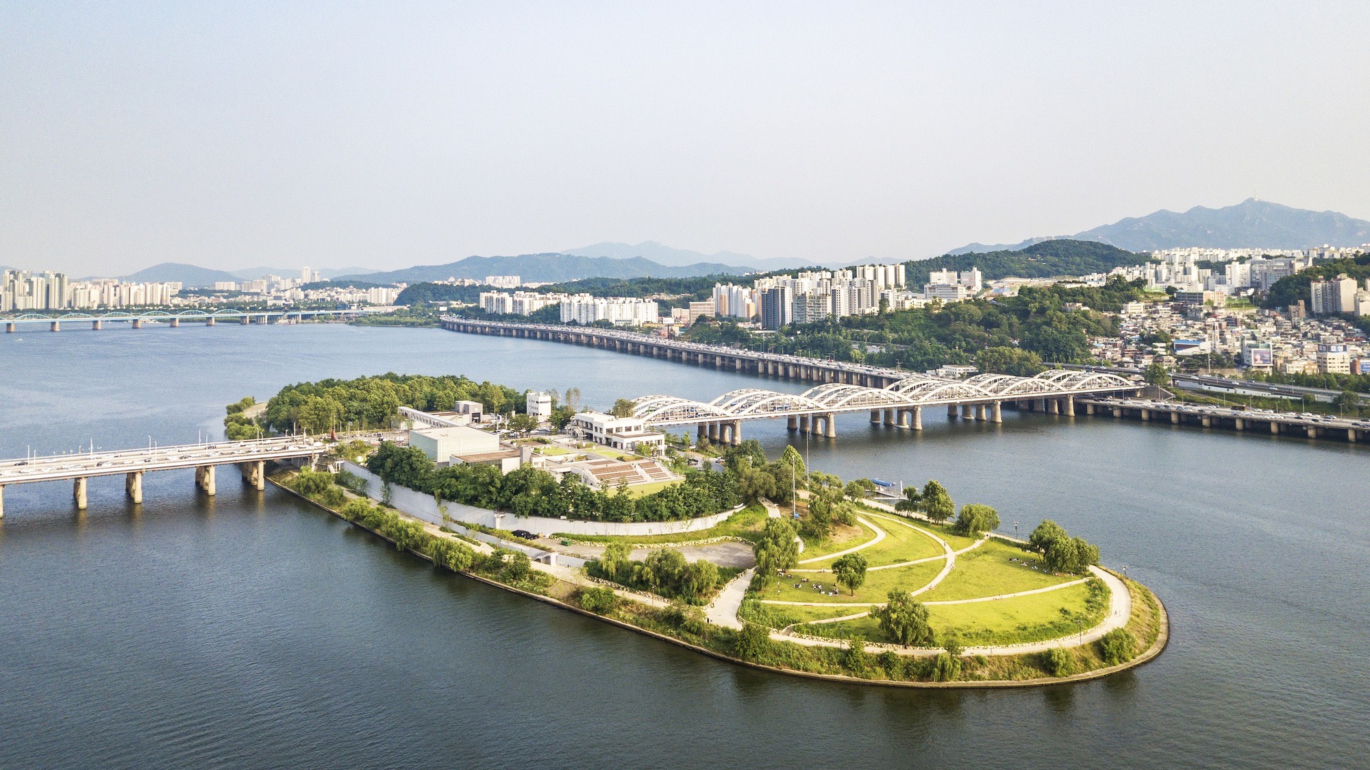 An island a bridge runs through · Hangang Bridge cuts across the island. Nodeul Island after the 2019 development. ⓒmmkplus / ArchDaily