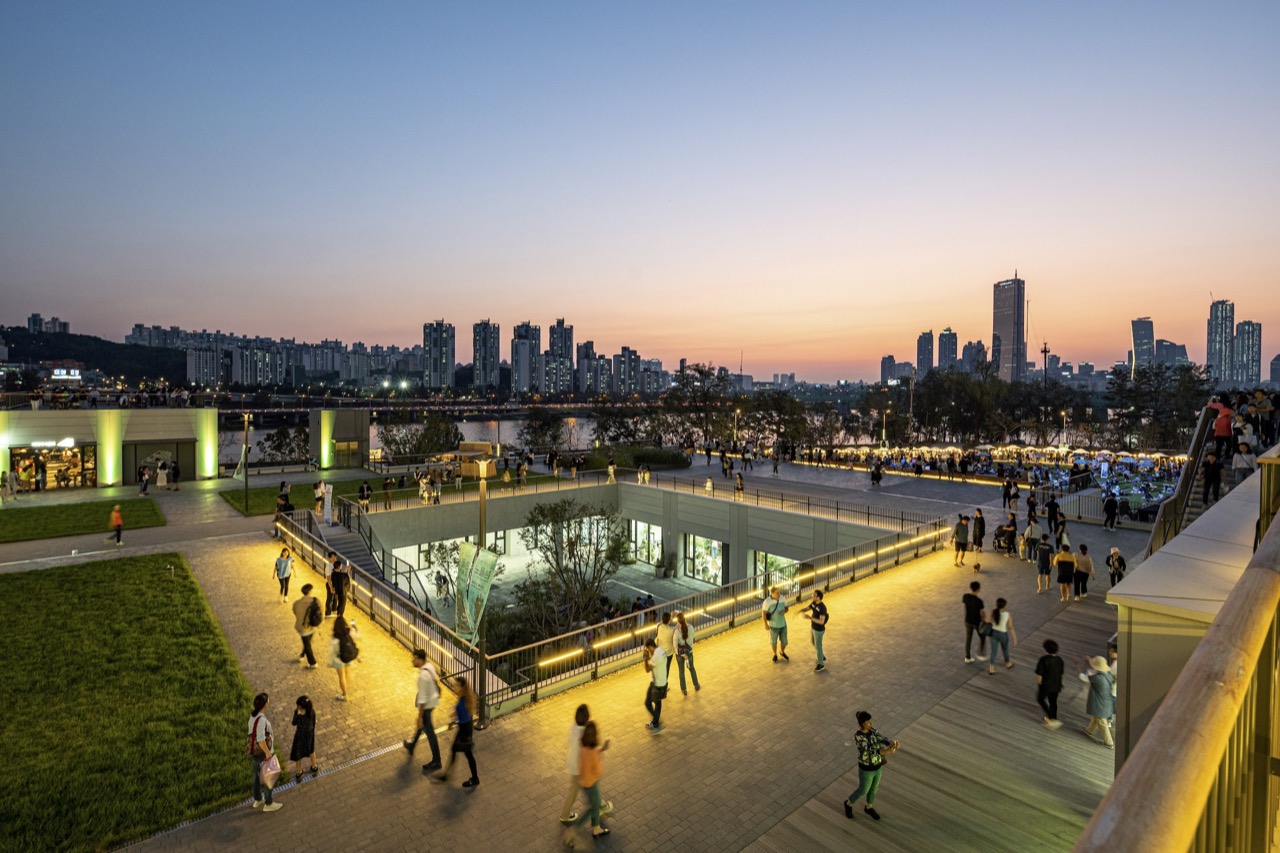 The 2019 arrangement · A few low buildings and a lawn. Heights were set so as not to block the river view. ⓒmmkplus / ArchDaily