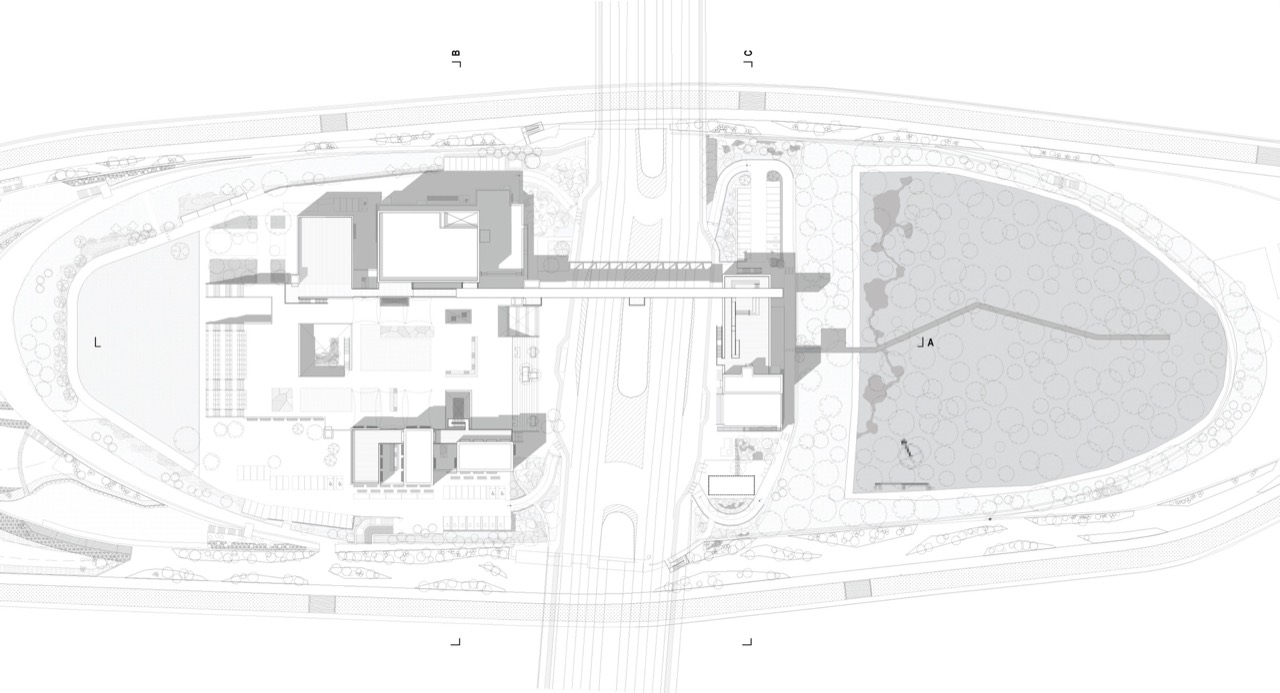 Site plan · An arrangement that empties the space under the bridge and pushes the buildings to either side. ⓒmmkplus / ArchDaily