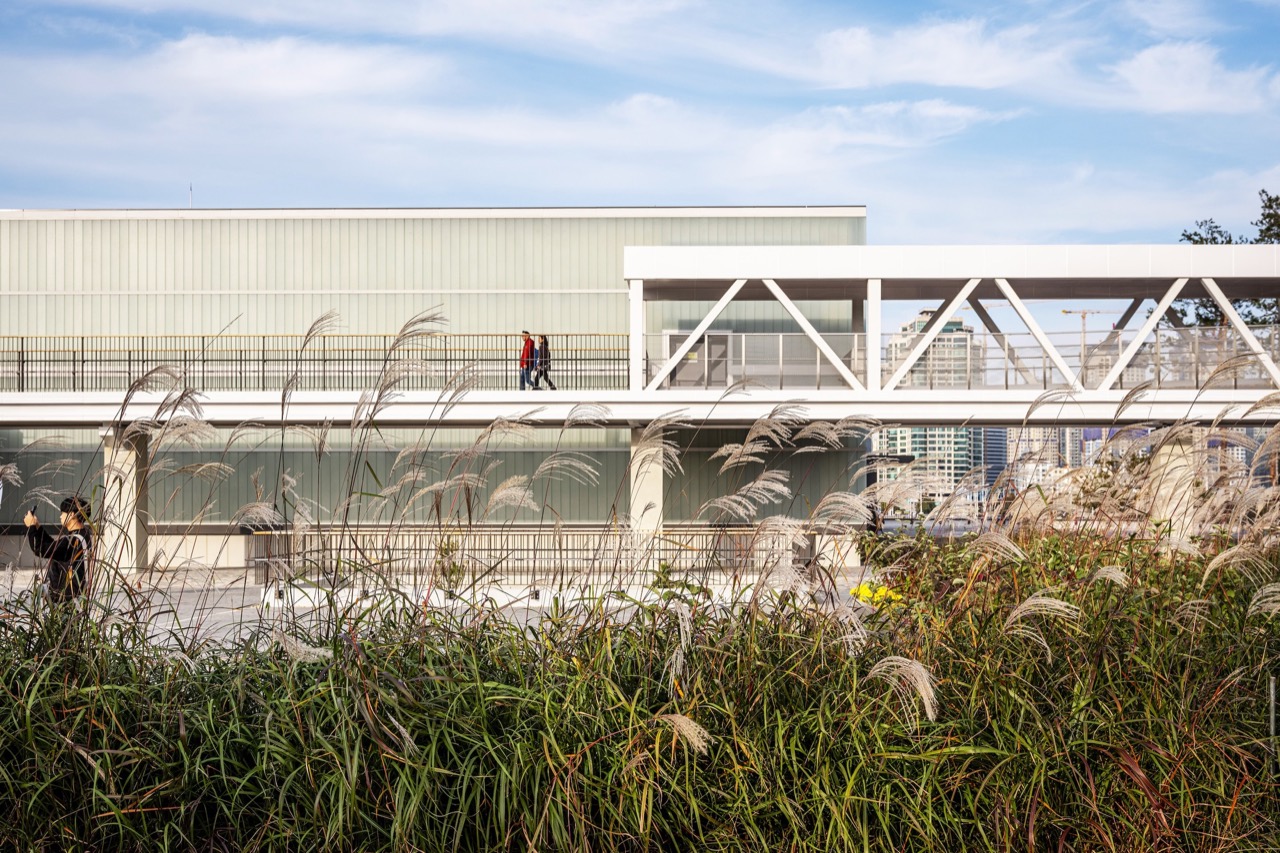The live house · The venue and gallery have carried the island's permanent program. ⓒmmkplus / ArchDaily