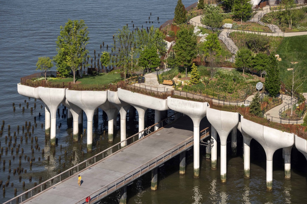 The Hudson River precedent · A 2.4 acre park set on tulip-shaped concrete planters. ⓒTimothy Schenck / Heatherwick Studio + MNLA