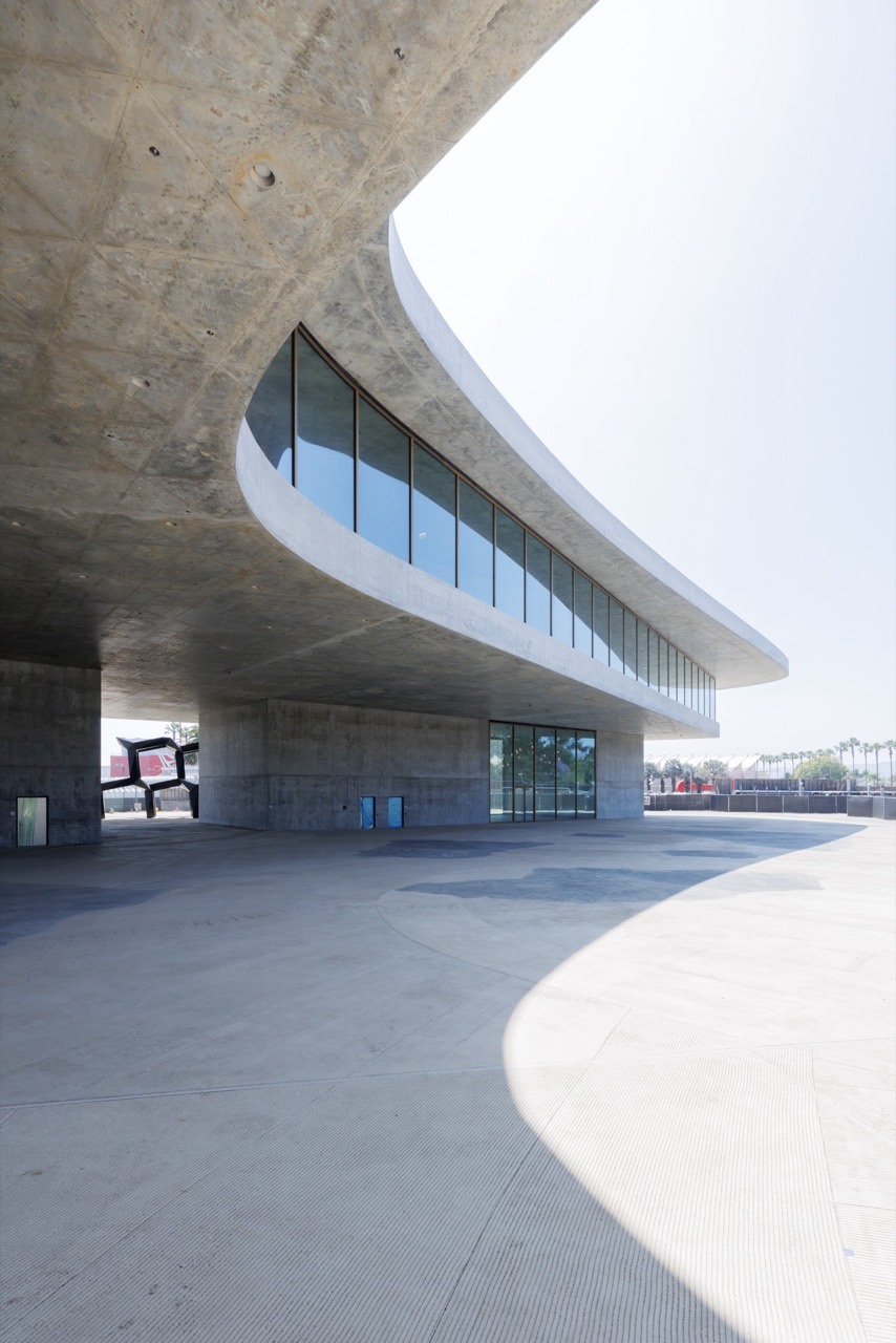 A slab that crossed the boulevard · The gallery floor sits across blocks on both sides. Floor area 347,500 square feet, about 9,766 pyeong. ⓒIwan Baan / Museum Associates, LACMA
