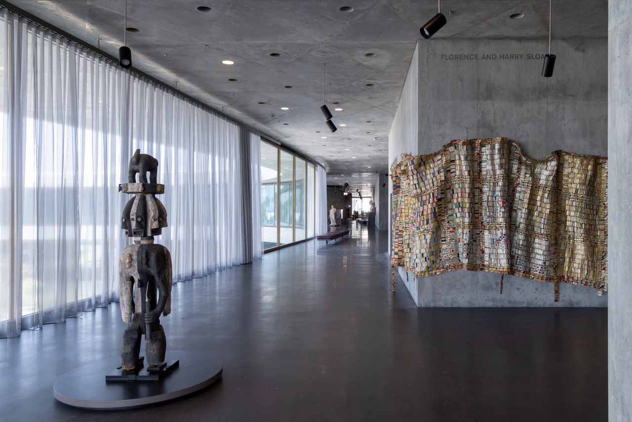 The curtain is an aperture · Sputter-plated chrome fibre. It controls the amount of light and the view out at the same time. ⓒMuseum Associates, LACMA
