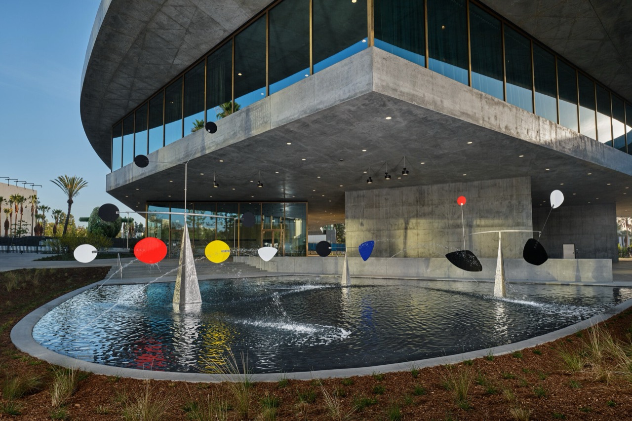 The ground floor is all shade · Everything at grade outside the seven pavilions was left open. About 4,285 pyeong, no admission charge. ⓒMuseum Associates, LACMA