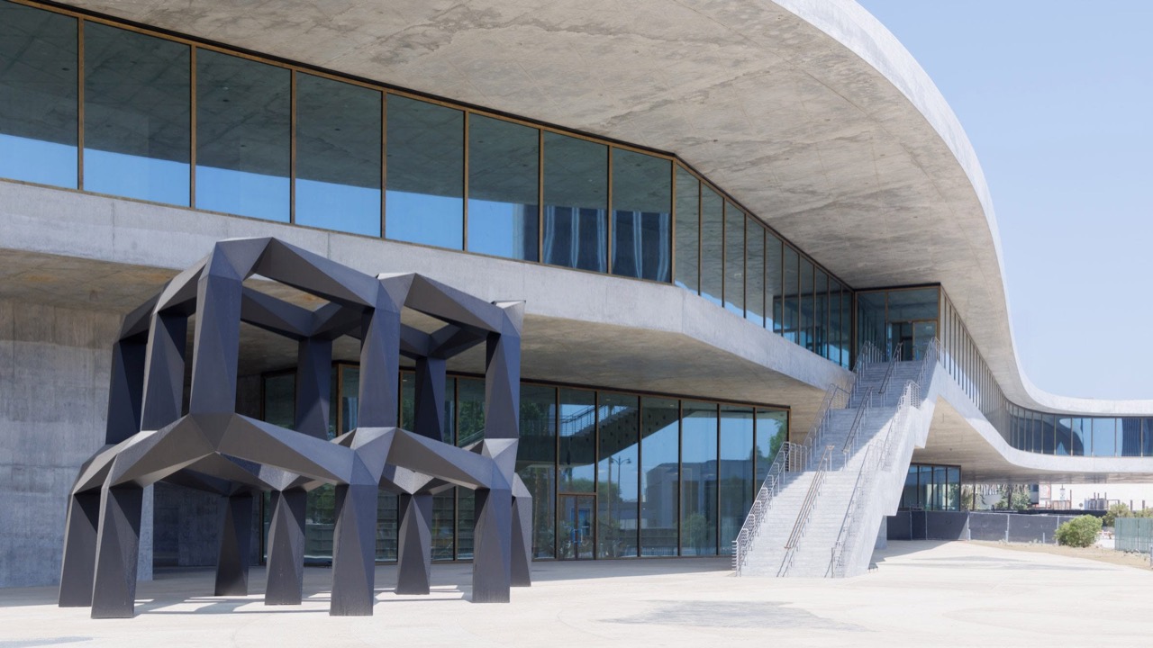 Where you come in without a ticket · Three and a half acres of public space at grade. The shop, education centre and grab-and-go outlet attach to the pavilions. ⓒimage via LOTA