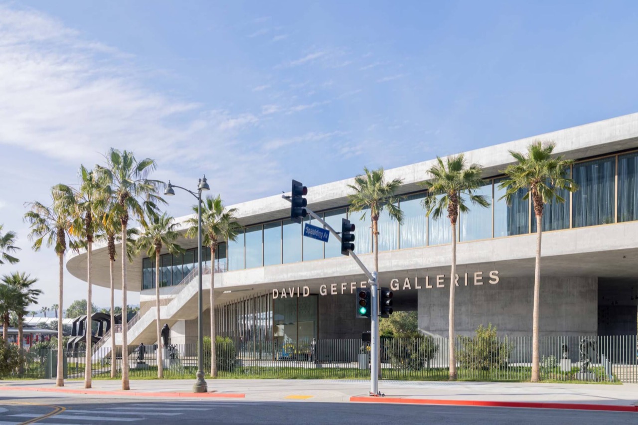 On Wilshire Boulevard · The stretch that passes over the two-way boulevard. The road stayed as it was and only the building went over it. ⓒimage via The Architect's Newspaper