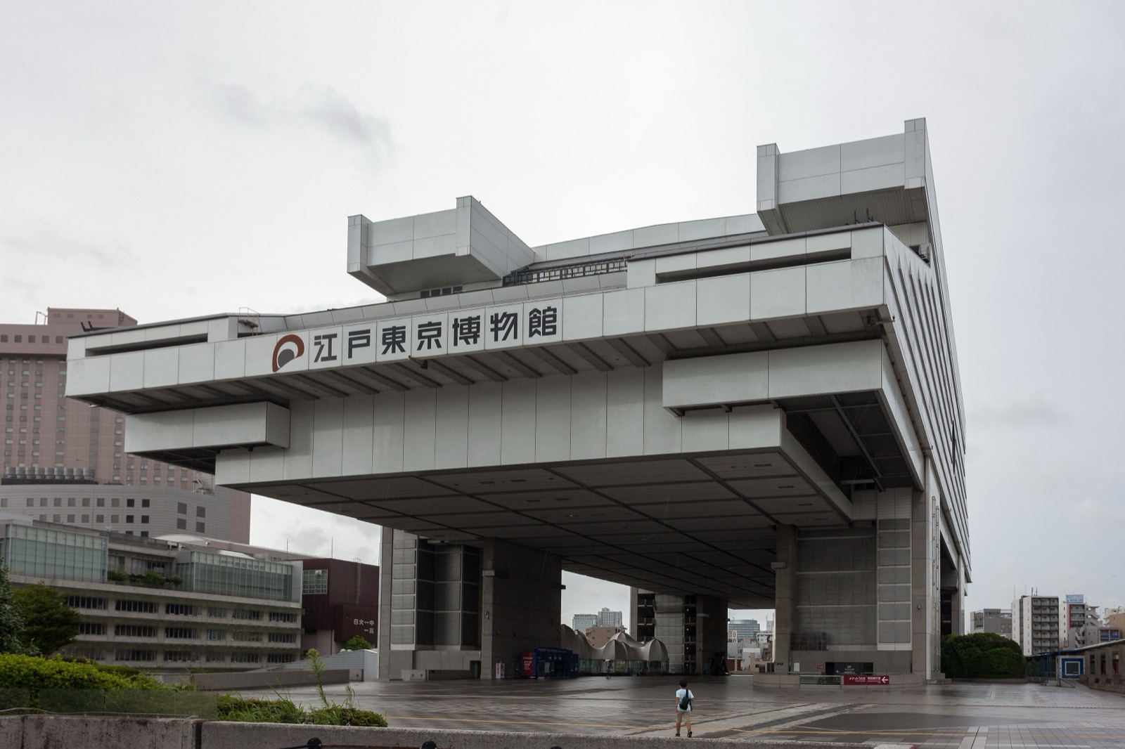 江戸東京博物館 · 1993年竣工。高さ約62mで江戸城の天守に近い。ⓒWikimedia Commons