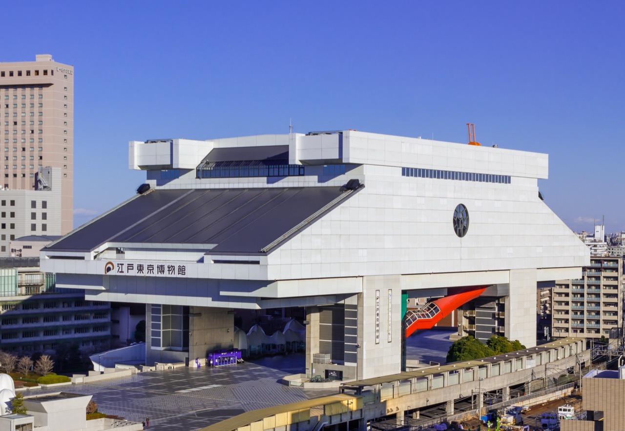 上のほうが大きい · 高床式の倉を模した形だ。地面に触れる面積より空中の塊のほうが広い。ⓒWikimedia Commons