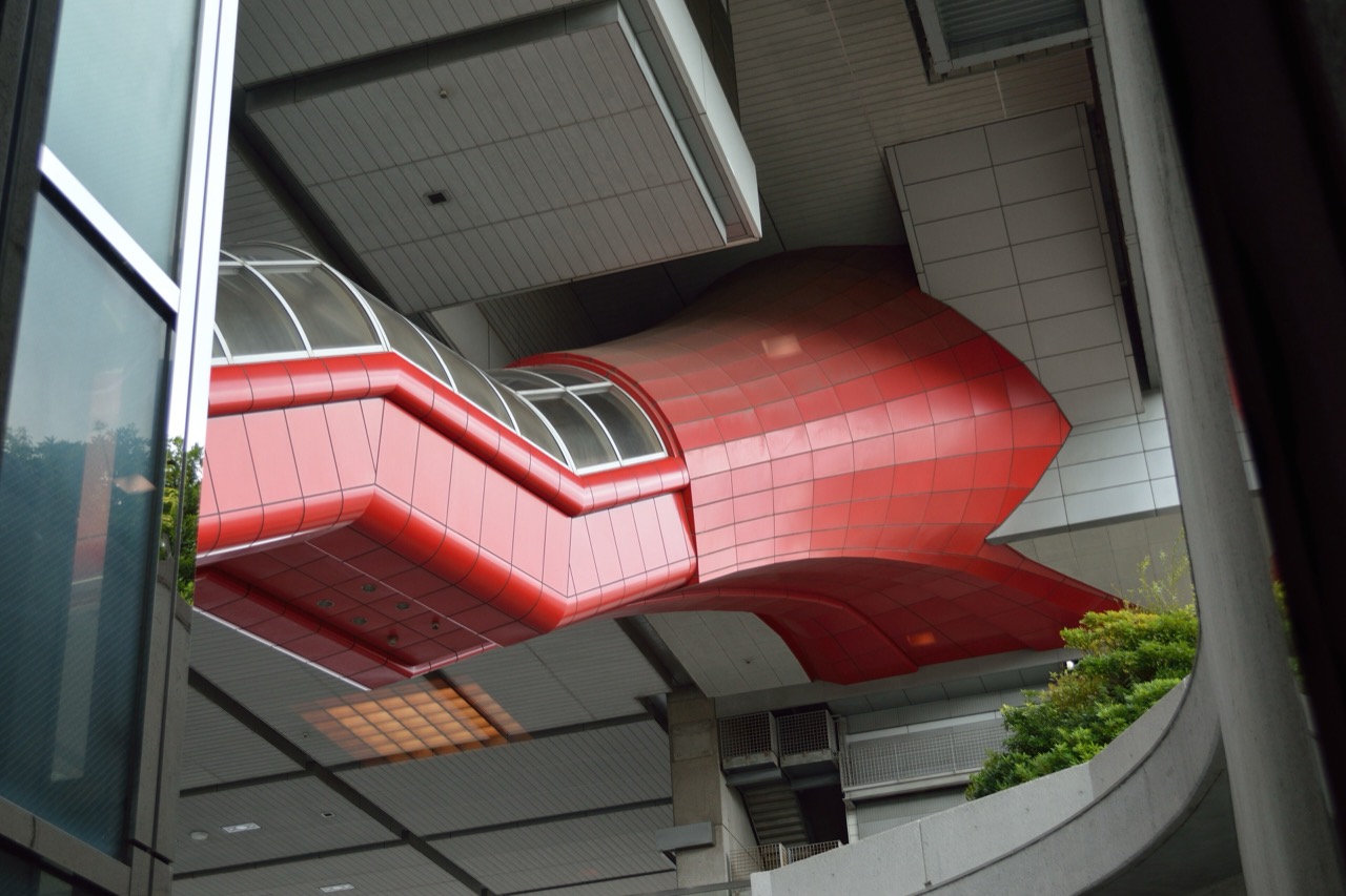 1階を空けた · 地上から3階の入口まで一度で上がる。空いた地面は広場になった。ⓒWikimedia Commons