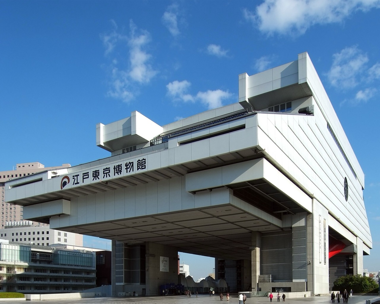 両国で · 相撲の会場である国技館と並んで立つ。開館当時は景観をめぐる議論が付いた図体だ。ⓒWikimedia Commons