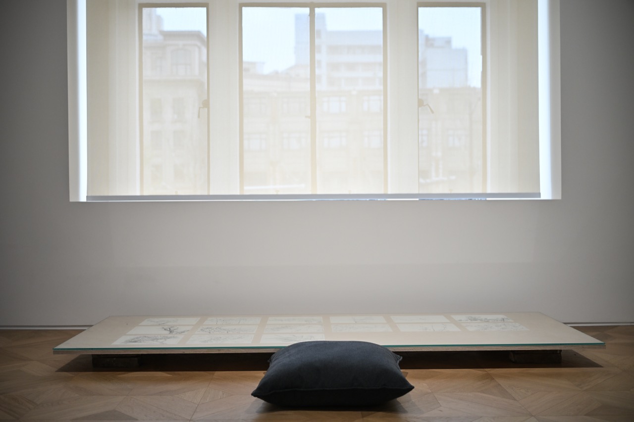 Windows left clear · The plinth sits low on the floor, leaving the window wall open. ⓒ艺术头条
