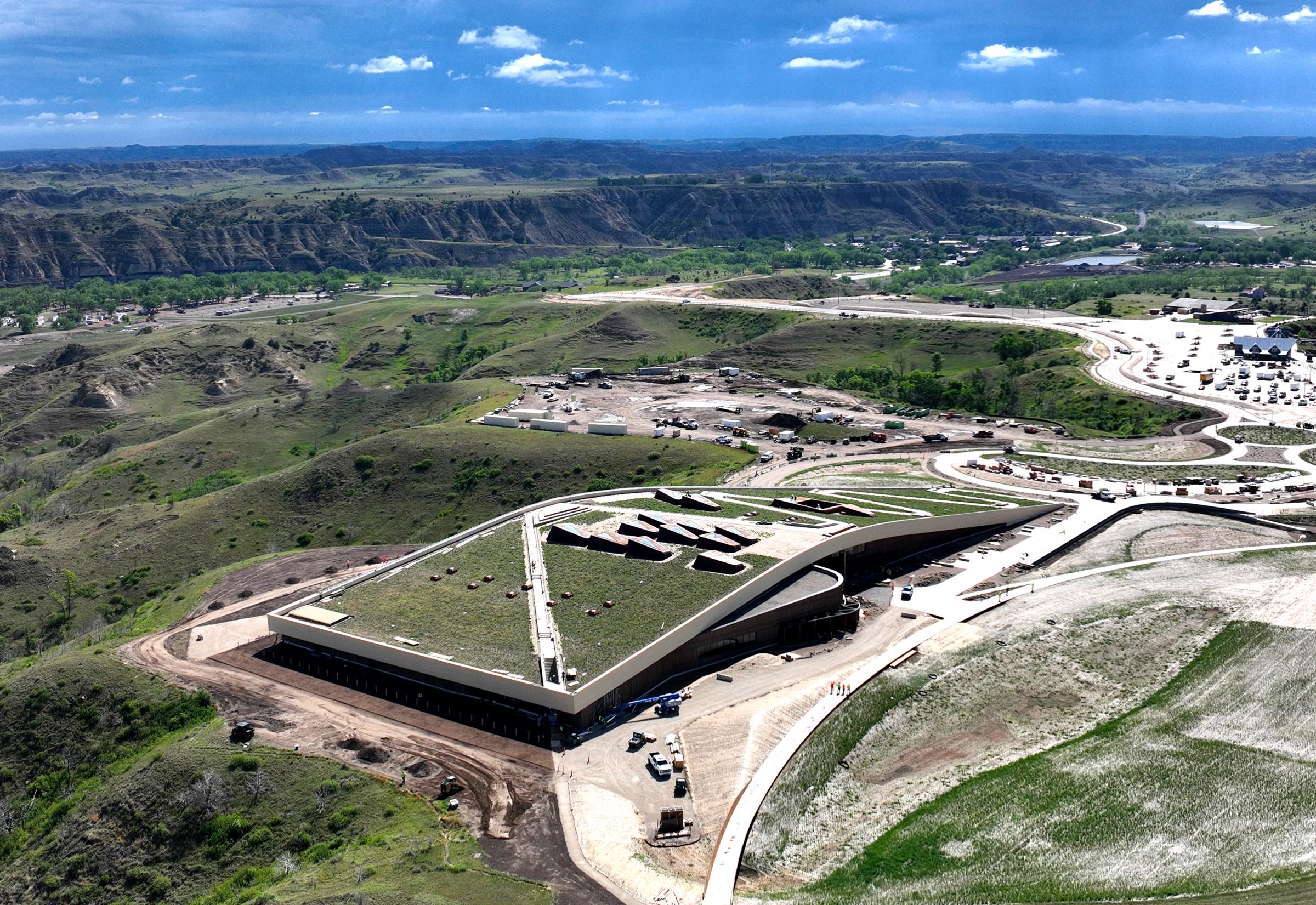 The roof is terrain · Set on a 93 acre site. Theodore Roosevelt National Park lies behind it. ⓒResource Environmental Solutions