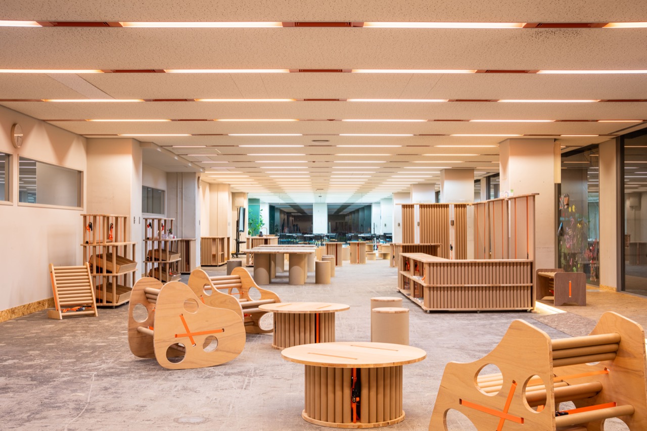1층의 집기 · 합판을 오려 만들고 옮겨 쓰는 방식이 위층에서 먼저 돌았다. ⓒondesign partners