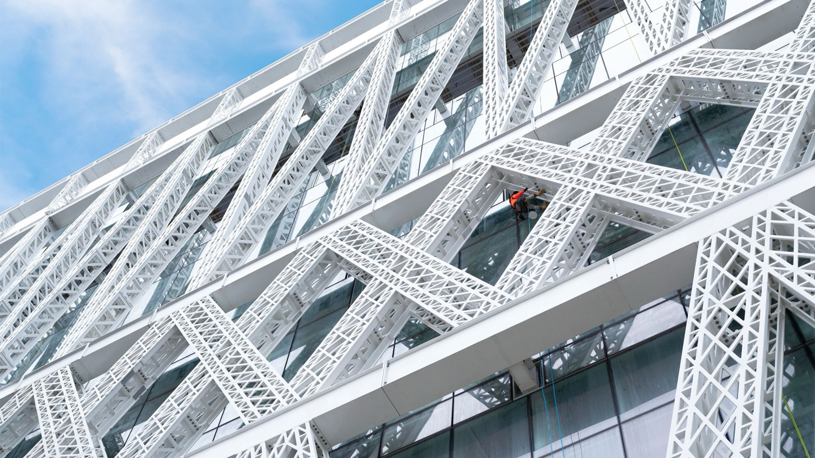 The exoskeleton is the facade · The structure was pushed outside the glass line. That is why there are no columns inside. ©Powerhouse