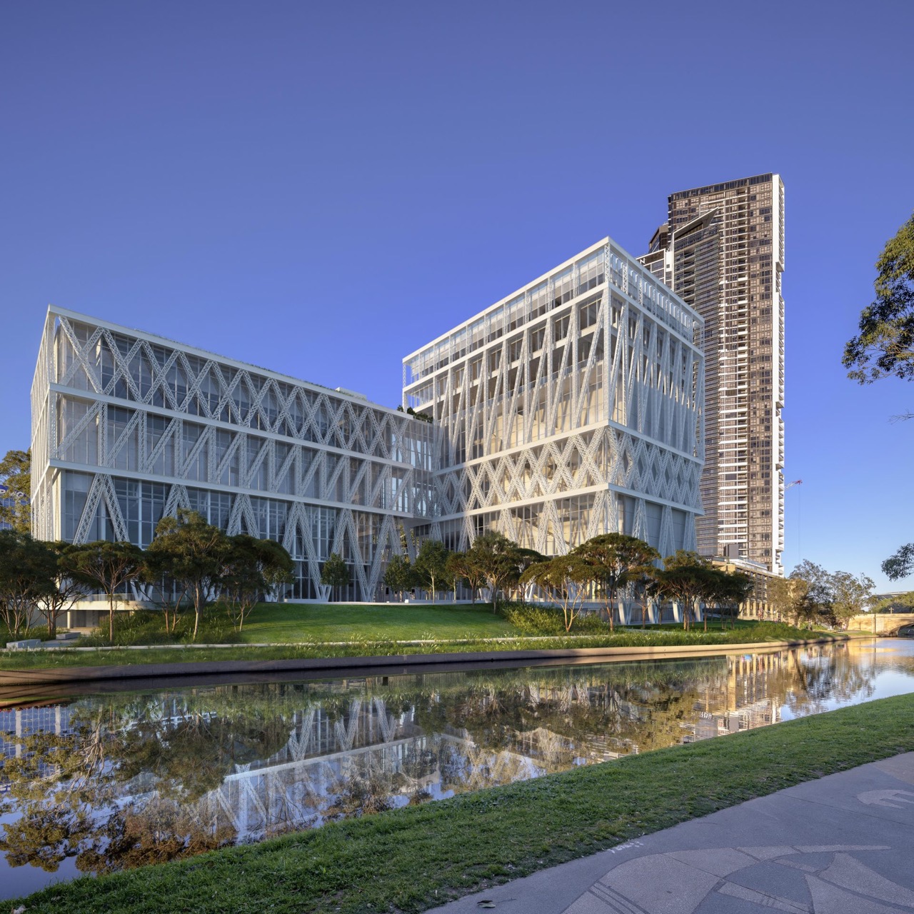 Riverfront landscape · Opened all the way to the water. Landscape by McGregor Coxall. ©McGregor Coxall