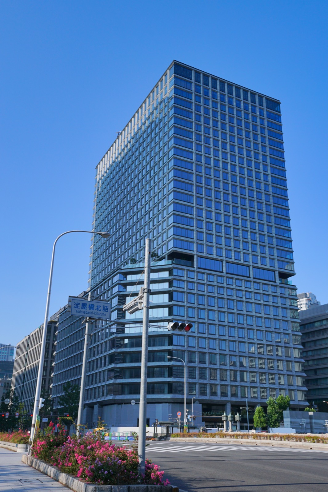 미도스지 서쪽 모서리 · 저층부가 가로선을 잡고, 그 위 타워가 뒤로 물러선다. ⓒWikimedia Commons