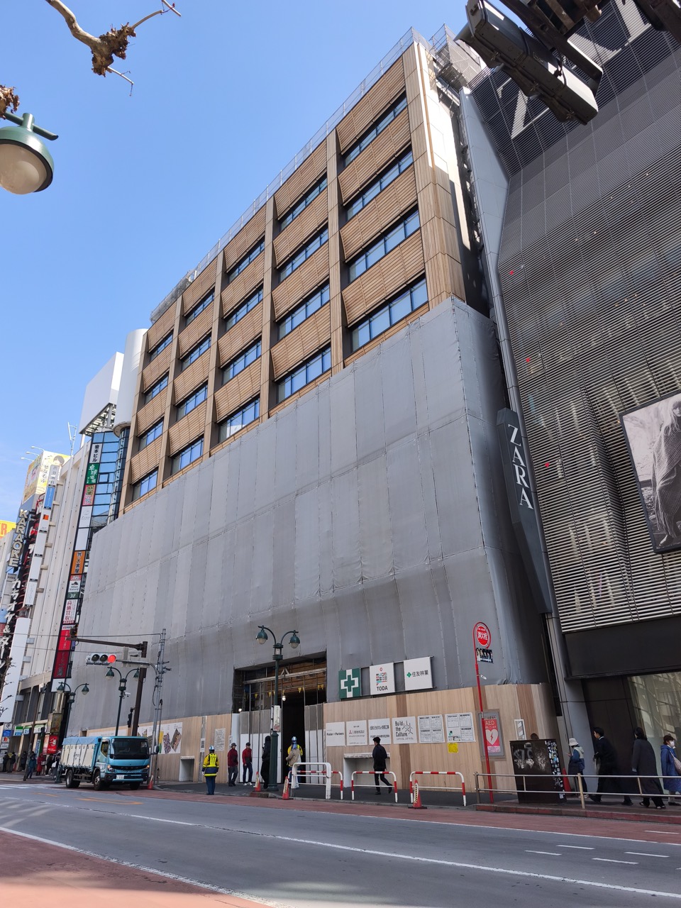 2026년 3월 11일 · 위쪽 목재 외장이 먼저 나왔다. 오른쪽 건물은 ZARA. ⓒRuinDig/Yuki Uchida, CC BY 4.0