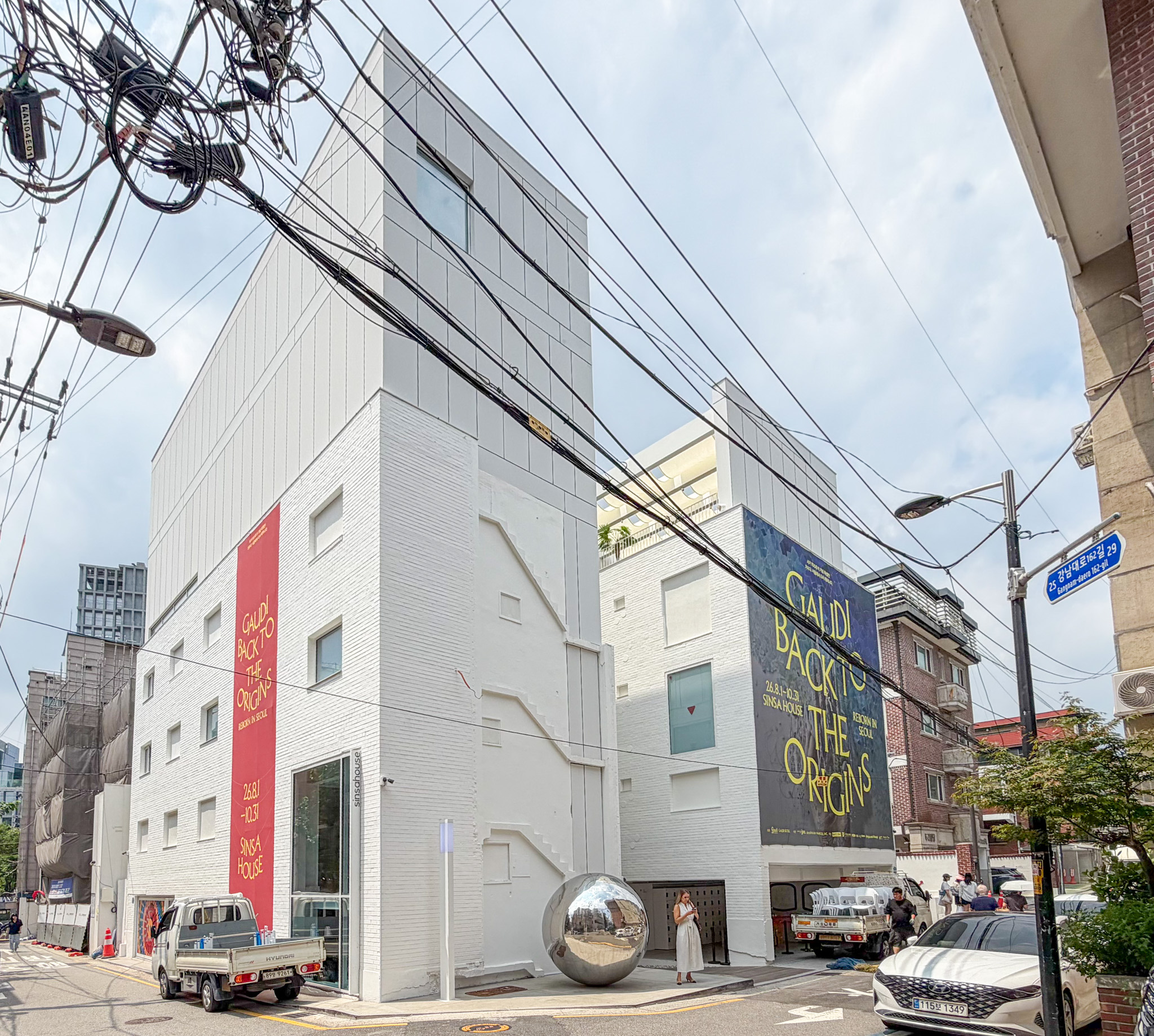 改修を終えた二棟 · 左と右はもともと別々に建っていた建物。ⓒBRIQUE Magazine