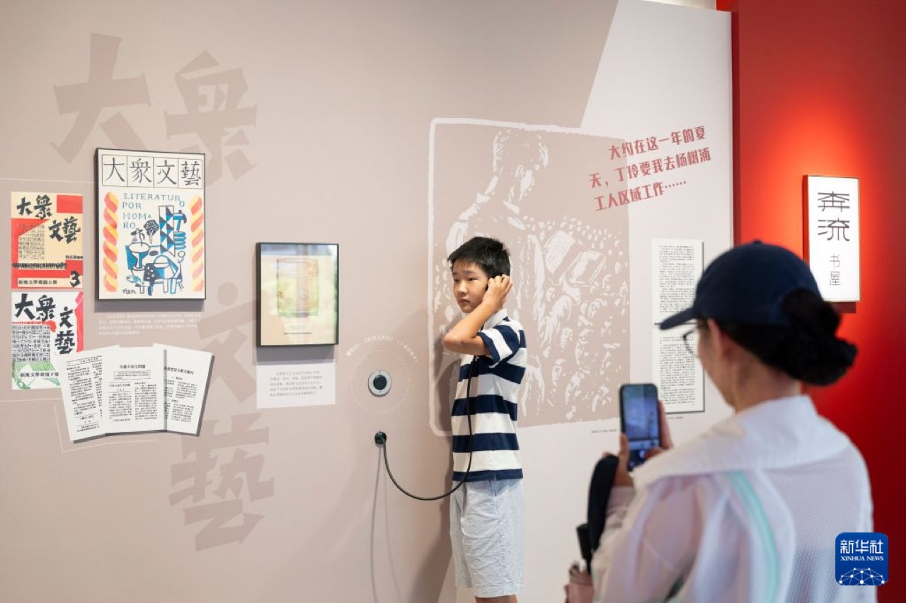 耳で聞く展示 · 壁の装置を耳に当てると小説を読み上げる。©新華社 王翔