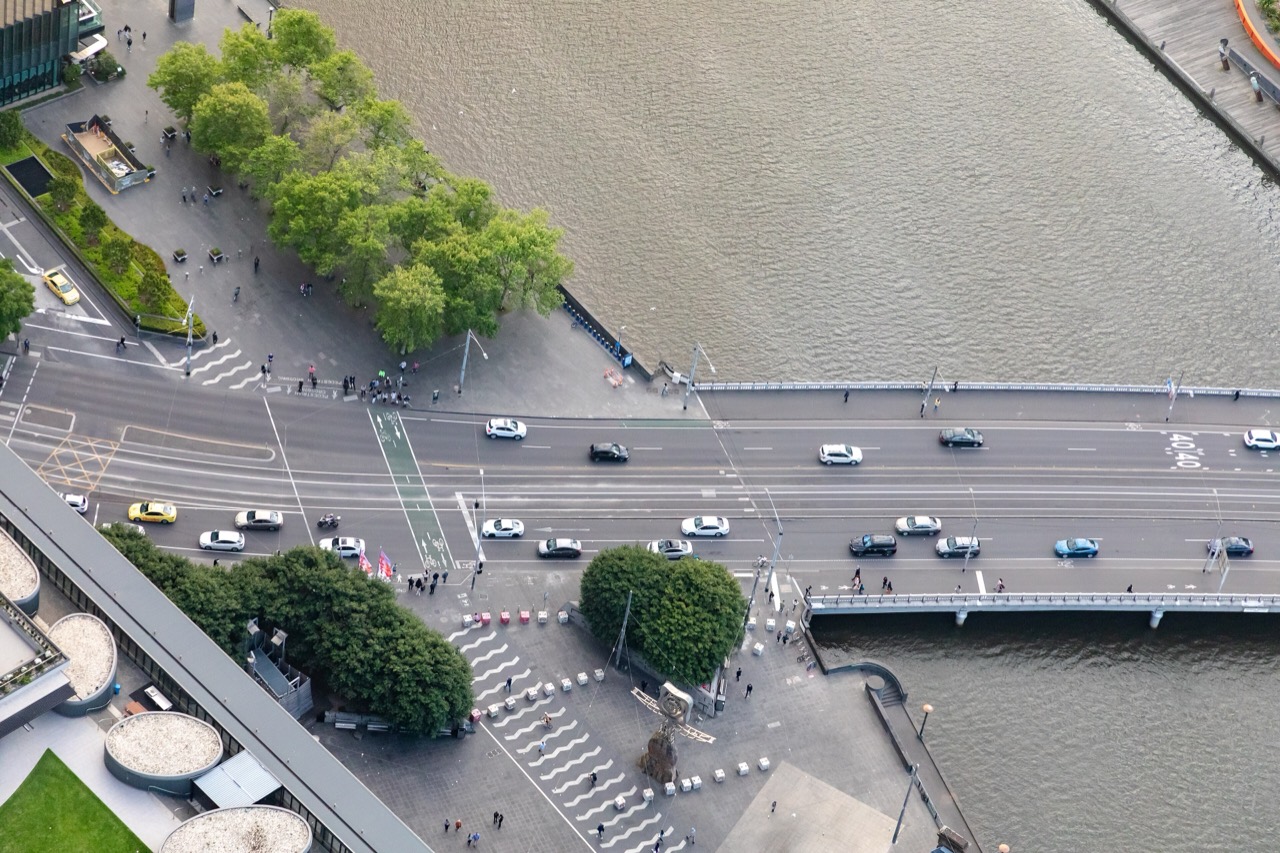 橋の南側の広場 · 事業の公共貢献として、この広場が組み直される。©Dietmar Rabich · CC BY-SA 4.0