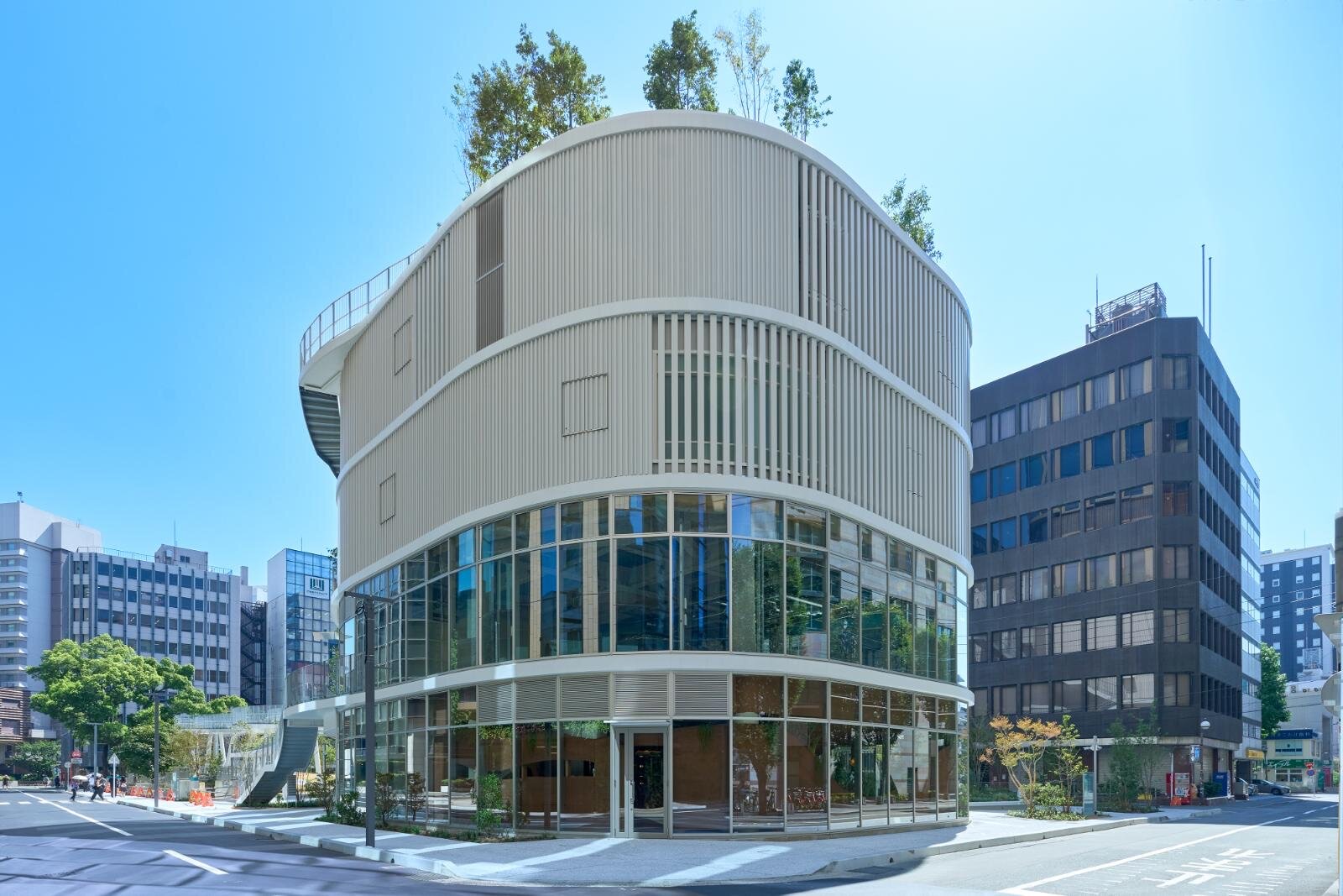 세로 루버 · 테라스가 층마다 다르게 물러나 그림자가 계속 바뀐다. ⓒ東京建物