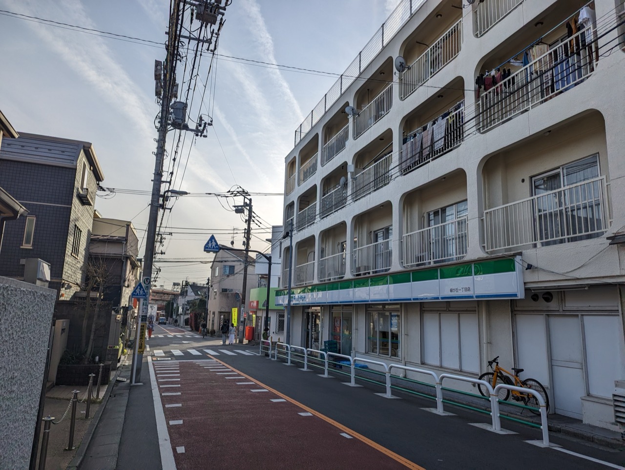 街の内側 · 裏通りには自転車レーンまで新しく引かれた。詰まっているのは駅前の数百mだ。ⓒSyced · CC0