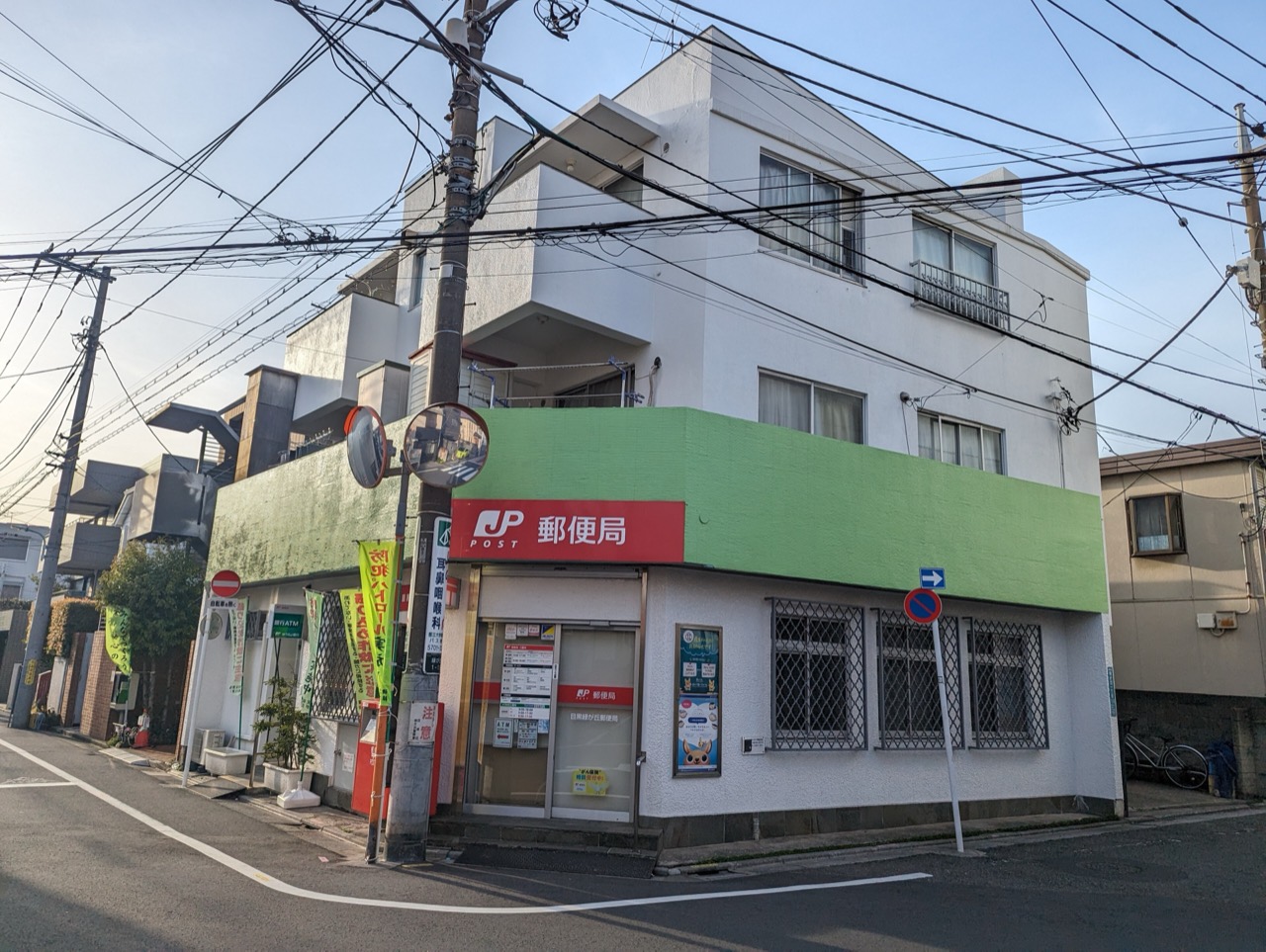 撤去する前 · 電柱と電線が空を切り分けている。新しい建物の周辺道路はこれを地中化した。ⓒSyced · CC0