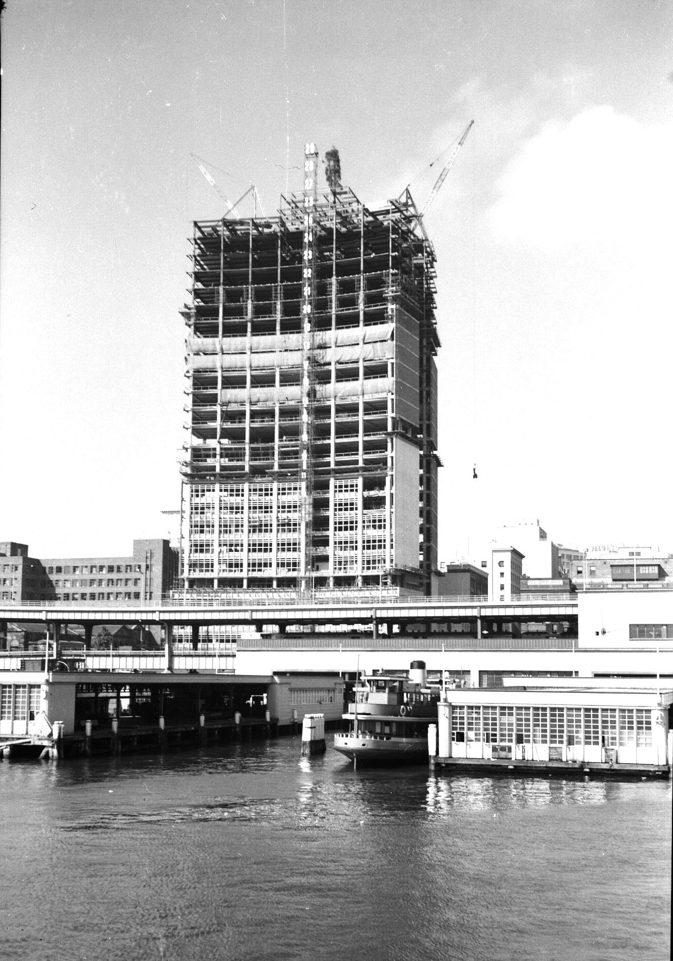 1962년 · 층마다 번호를 적어 가며 올라간 철골. ⓒFred Saxon · CC BY 4.0 · Wikimedia Commons