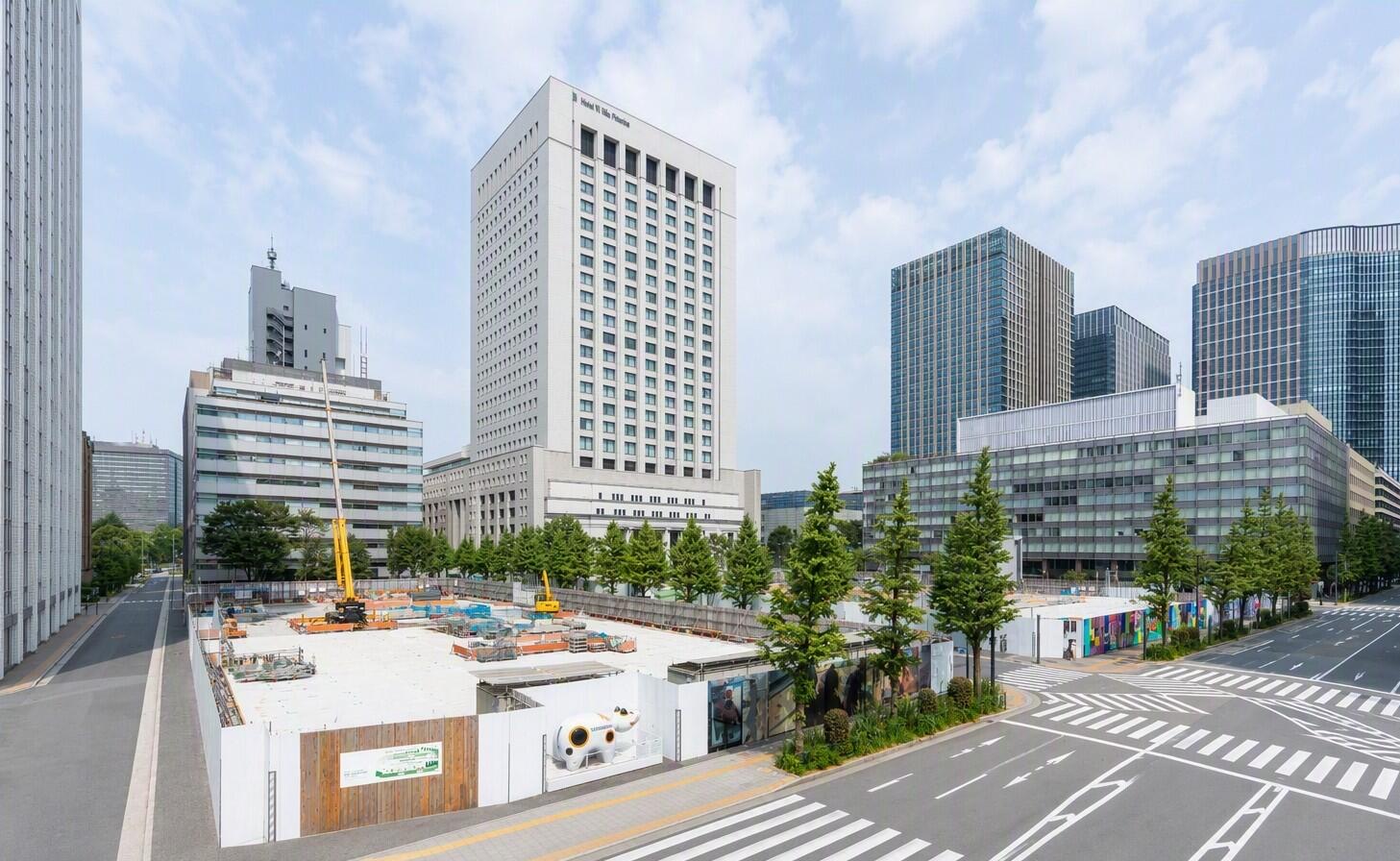 2026年夏 · 仮囲いの内側の白い面が、地下躯体の上を覆った床。©三菱地所