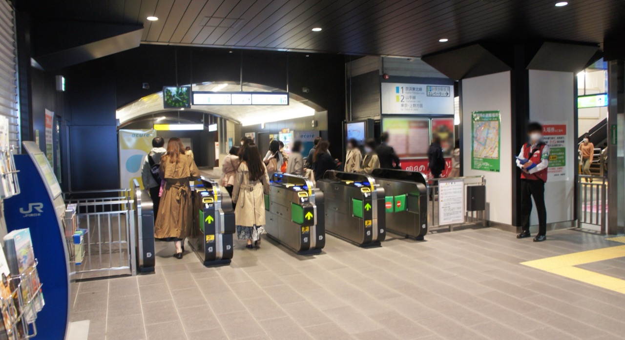 改札 · JR有楽町駅の中央改札。ここを出れば道の向かいがその敷地だ。©Mister0124 · CC BY-SA 4.0 · Wikimedia Commons