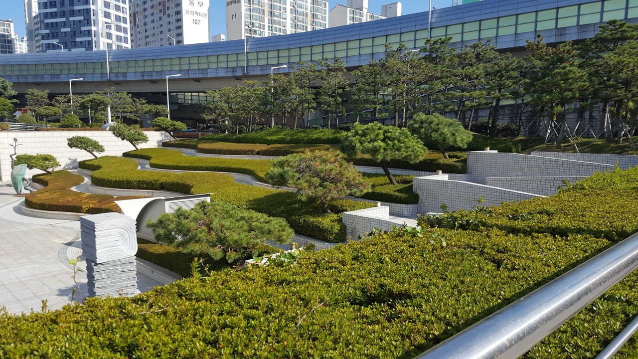 계단식 정원 · 본관 주변 옥외 공간. 야외 조각 공원이 함께 있다. ⓒBubbahotepblues · CC BY-SA 4.0 · Wikimedia Commons