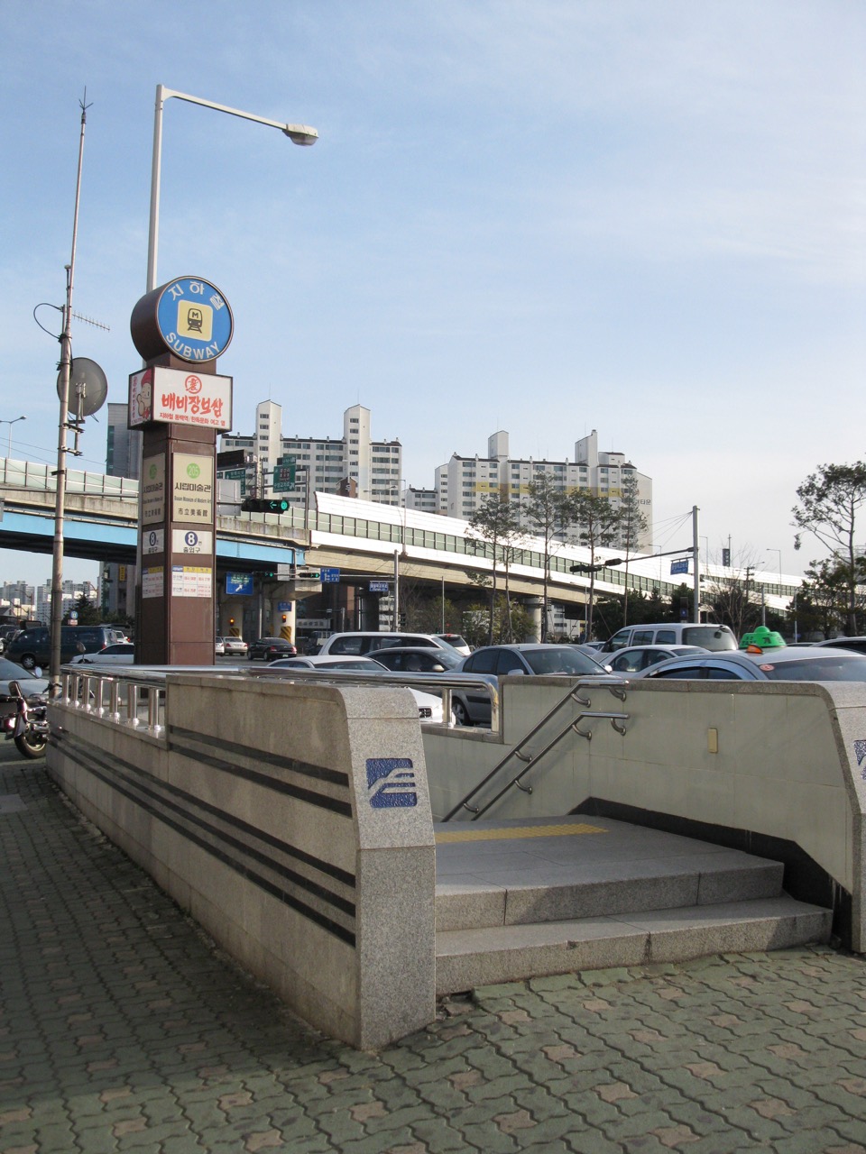 역 이름이 미술관 · 도시철도 2호선 시립미술관역 8번 출구. ⓒLERK · CC BY 3.0 · Wikimedia Commons