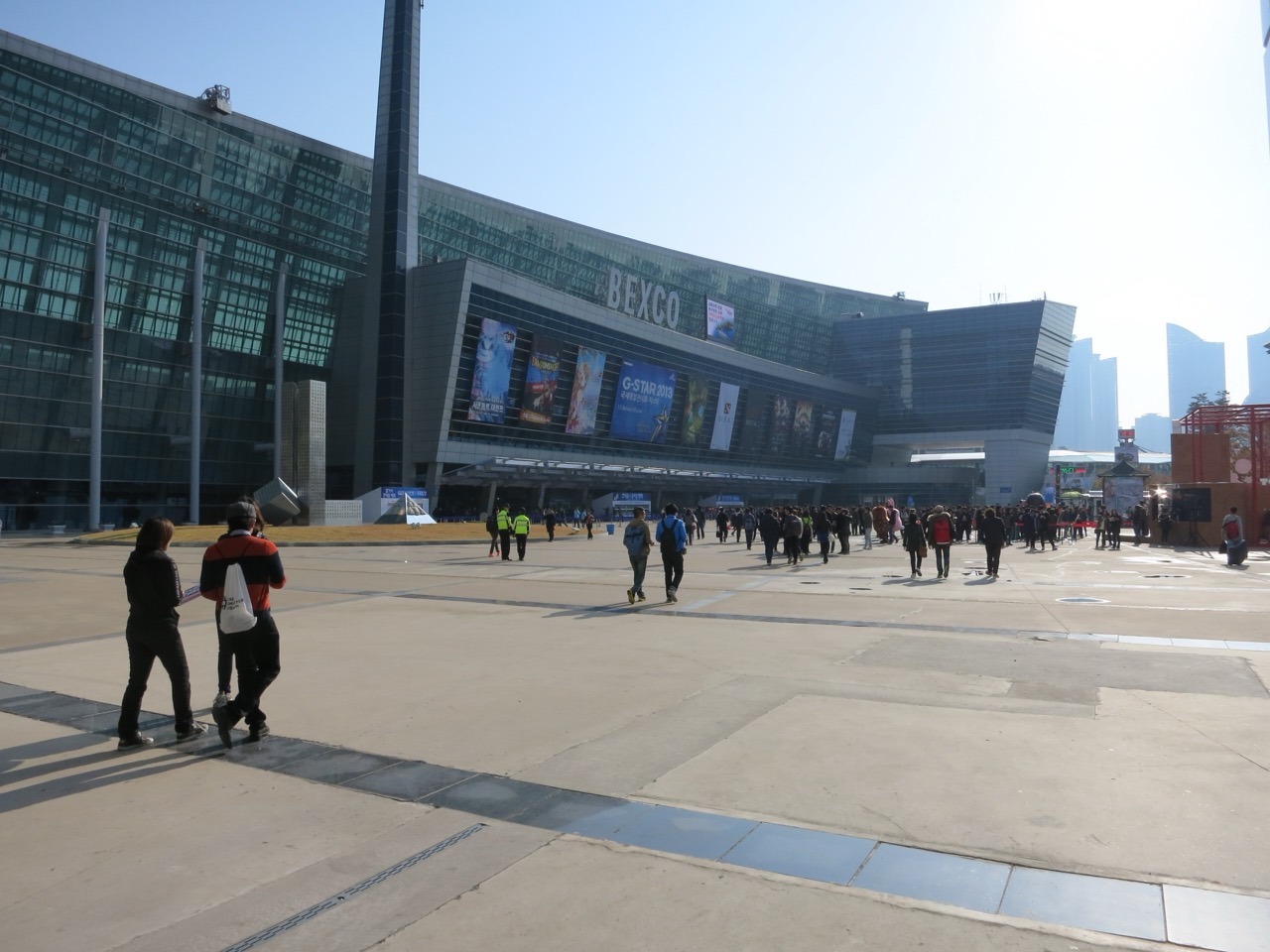 옆집 · 벡스코와 앞 광장. 미술관 정문이 이 방향으로 돌아간다. ⓒChris Yunker · CC BY-SA 2.0 · Wikimedia Commons