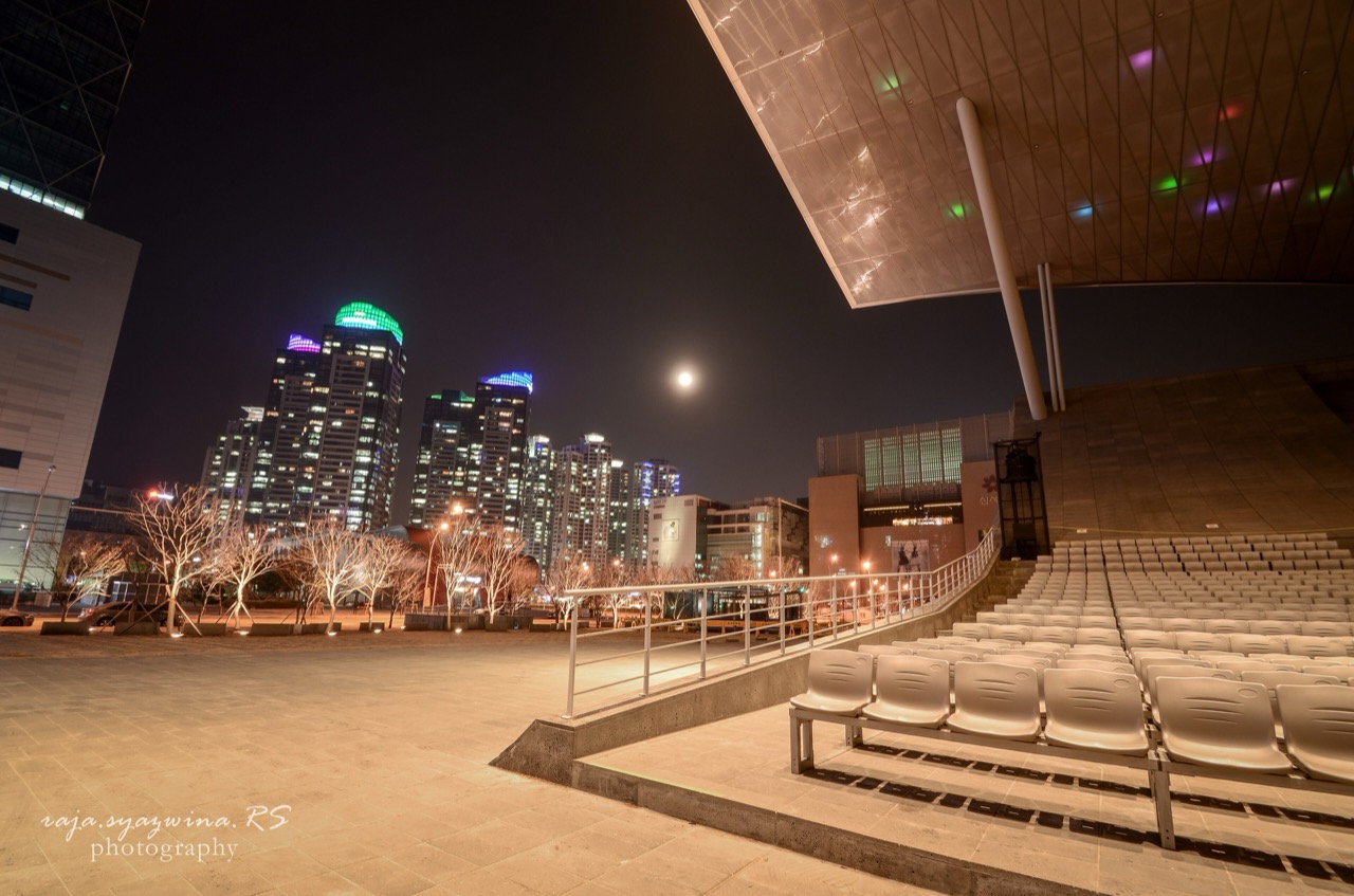 주변 밀도 · 영화의전당과 센텀시티 야경. 미술관은 이 밀도의 가장자리에 있다. ⓒRaja Syazwina RS · CC BY 2.0 · Wikimedia Commons