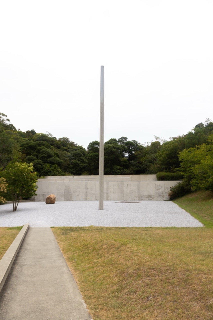 첫 번째 · 나오시마의 이우환미술관 진입로. 부산 별관이 세계 두 번째다. ⓒBea Phi · CC BY-SA 4.0 · Wikimedia Commons