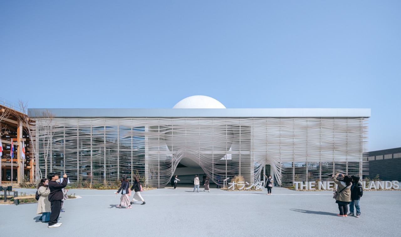 정면 · 물결처럼 겹쳐 세운 슬랫이 정면 전체를 덮는다. ⓒZhu Yumeng · RAU Architects