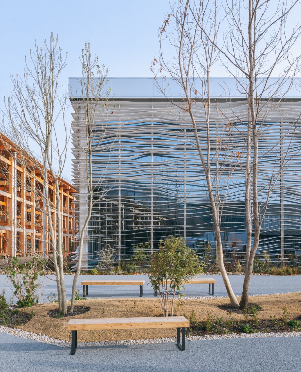 낮의 슬랫 · 겹친 판 사이로 빛이 갈라져 들어온다. ⓒZhu Yumeng · RAU Architects