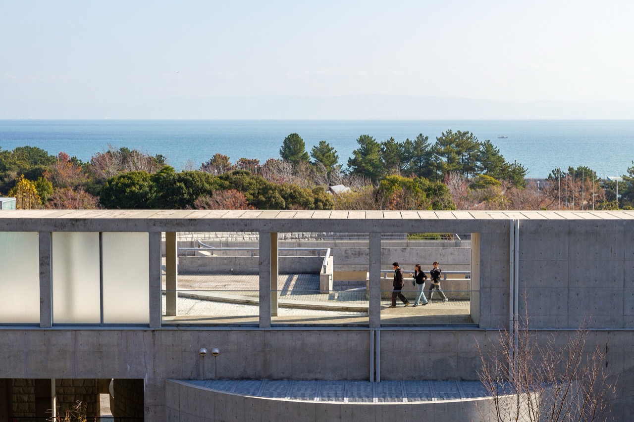 백단원 · 산을 깎아 낸 경사면에 만든 계단식 화단. ⓒCreative1222 · CC BY 4.0 · Wikimedia Commons